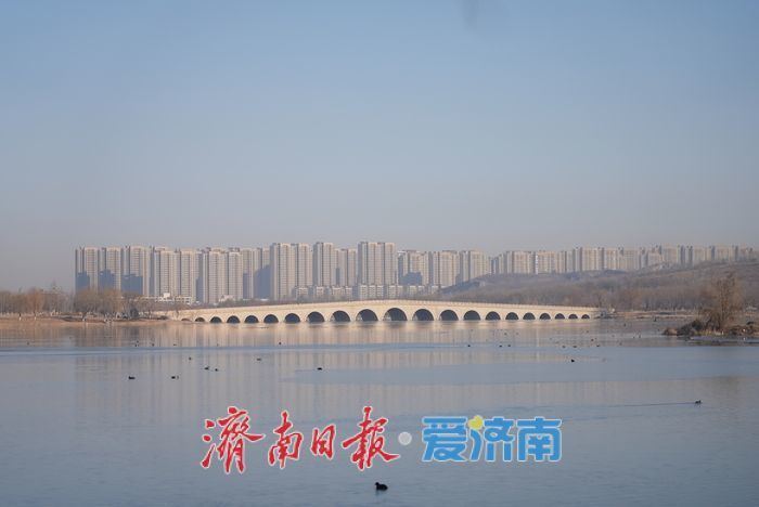 泉城年味气氛组已就位，是“蛇”候过年啦！