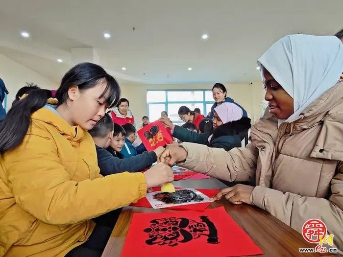 章丘绣惠：跨国界“福”相连，社区里迎新春