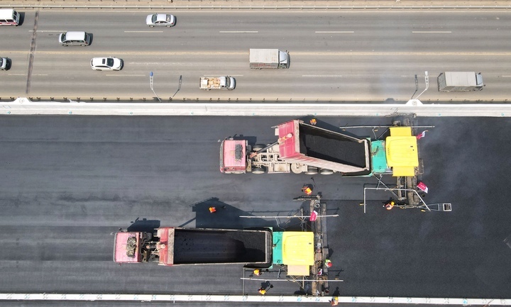 项目强省会丨G104京岚线济南黄河公路大桥桥面沥青摊铺全面启动