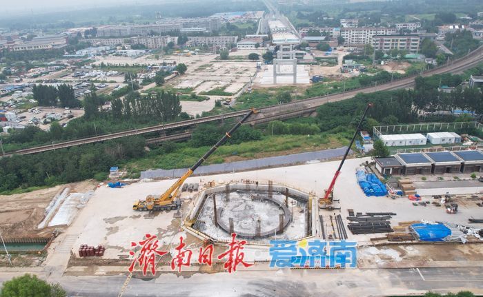 腊山河西路北延工程涉铁段9号主墩下承台大体积混凝土浇筑完成