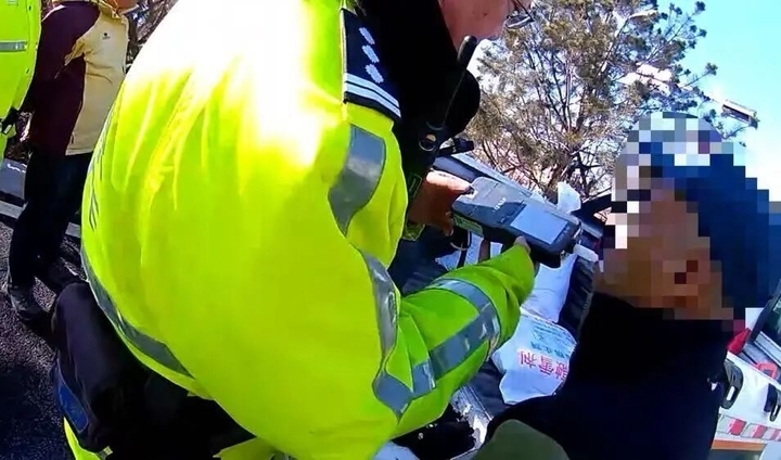 离谱！济南两酒驾司机“接力”接单，竟是酒桌“老熟人”