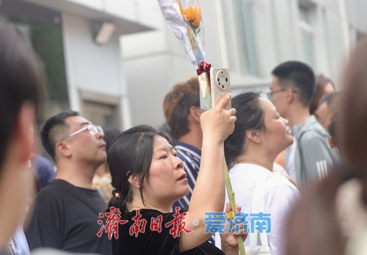 考场内笔锋驰骋 考场外爱意“陪烤”