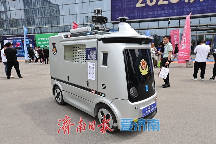 无人驾驶智慧巡逻车吸引眼球