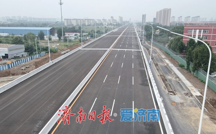工业北路快速路东延项目 高架段开始施划交通标识线