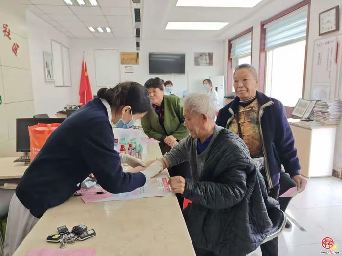 普集街道瑞祥社区开展“重阳敬老 健康护航”健康体检活动
