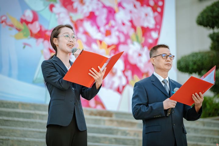 首席教师亮相、一家人的致谢、最闪亮的礼物、最动人的歌曲…… 历城二中的教师节温情流淌！