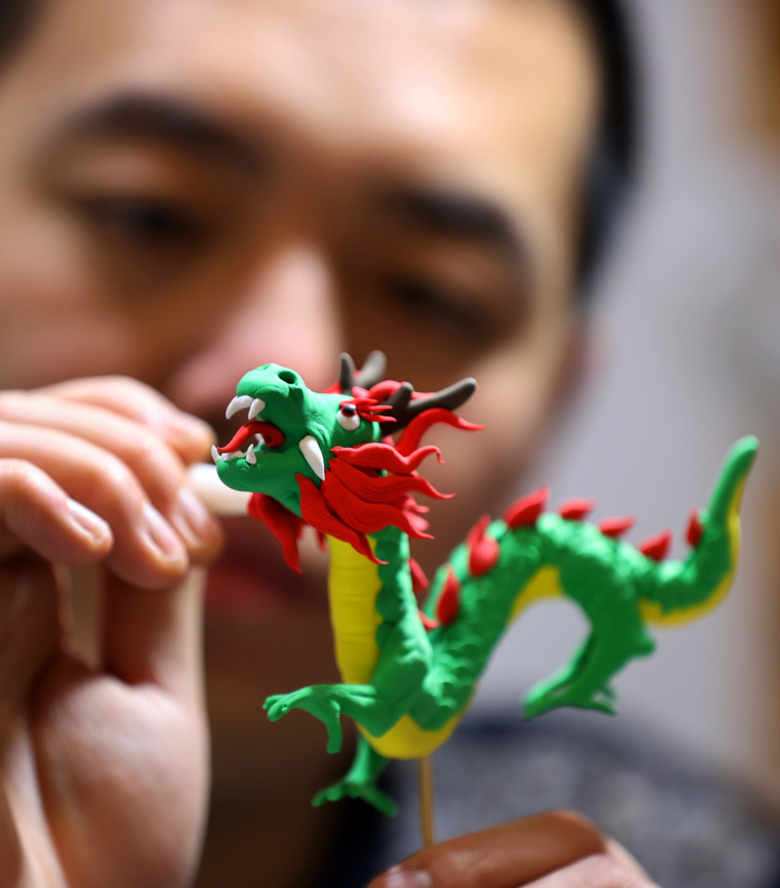 栩栩如生！面塑艺人巧手捏祥龙迎新春