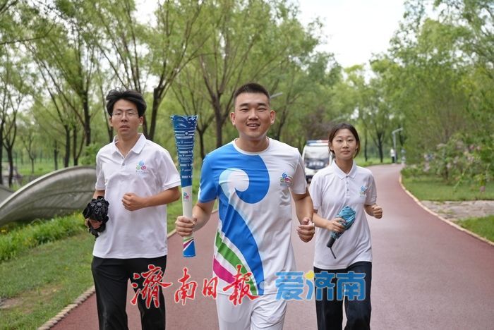 袈裟泉涌千年韵！2025济南国际泉水节“泉炬”传递活动走进长清区