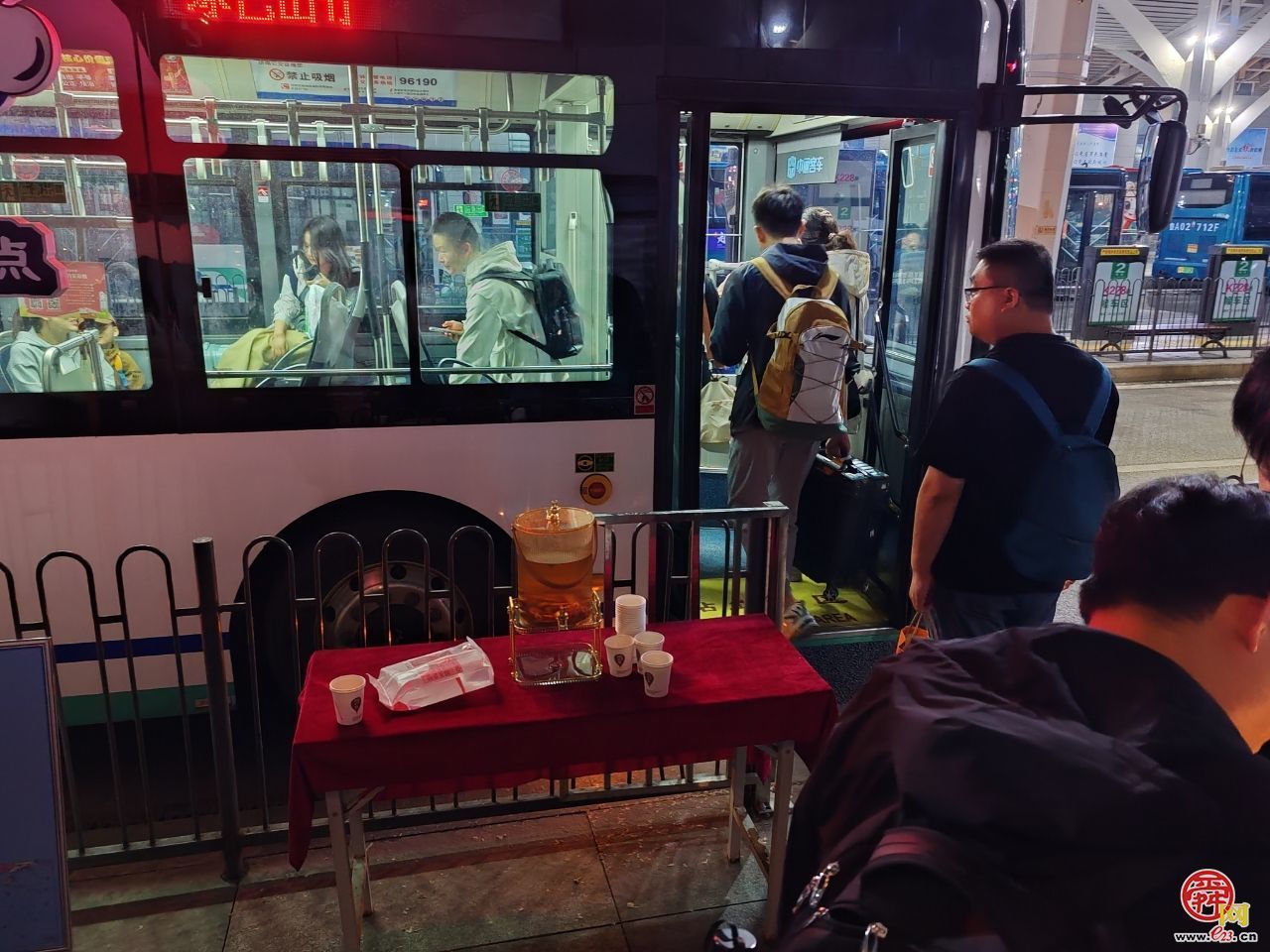 济南公交深夜护航 温暖旅客归途