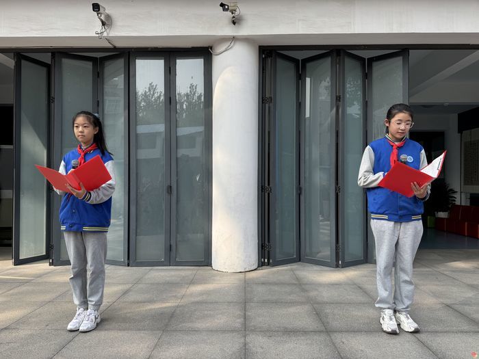 济南市胜利大街小学举办“胜利红印 榜样少年正启航”主题升旗仪式