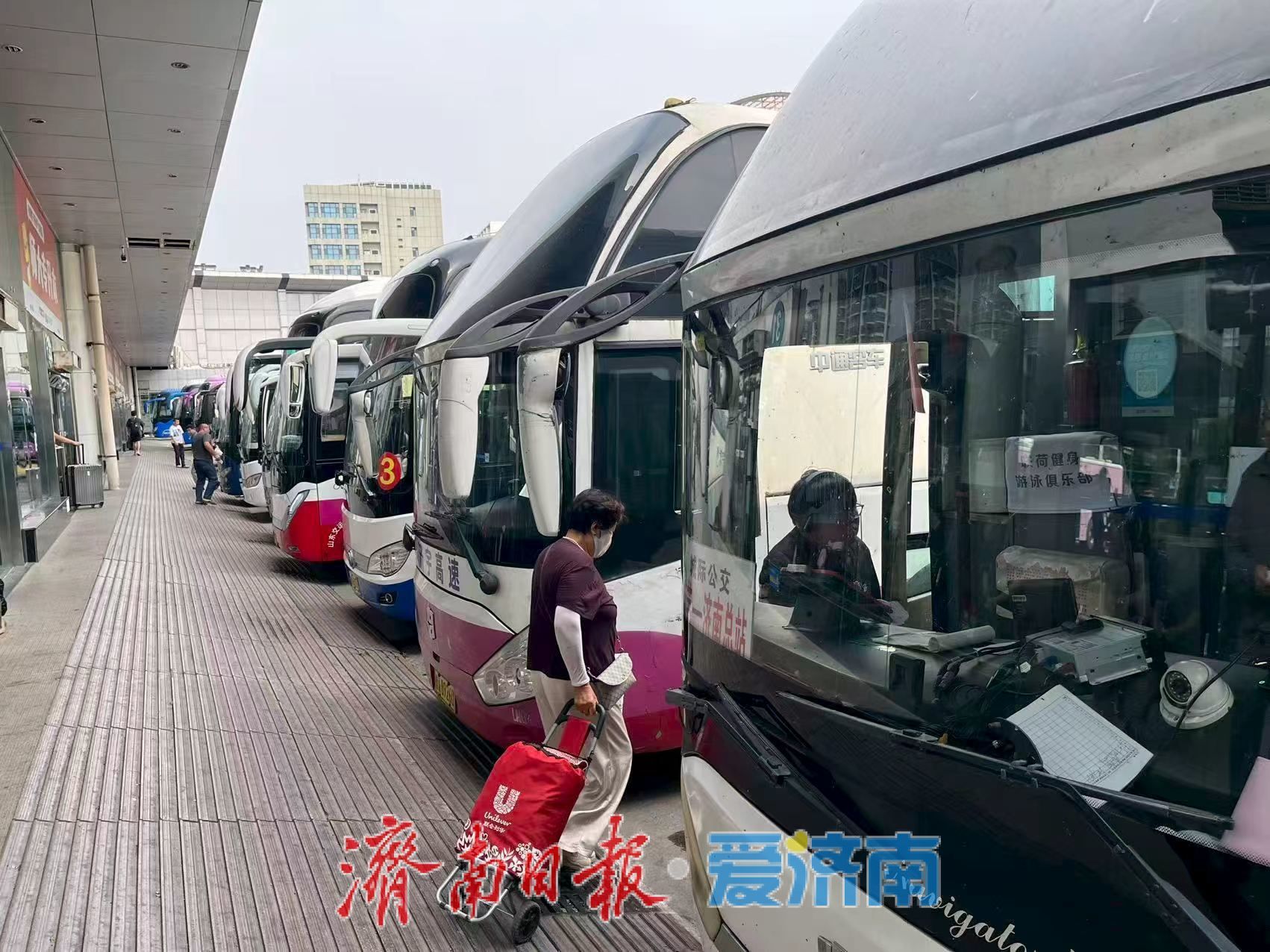济南长途汽车总站迎来端午出行客流