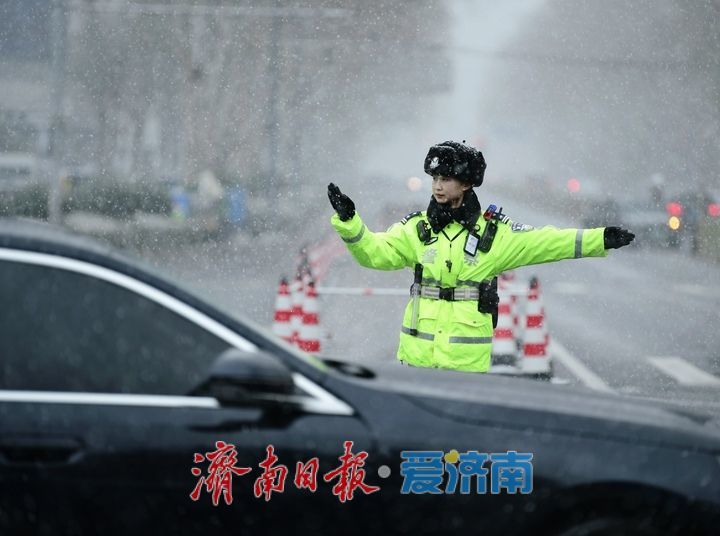 济南迎2025年冬日首场降雪，“警花”雪中绽放