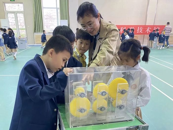 “科技大篷车”开进高新区凤凰路小学校园