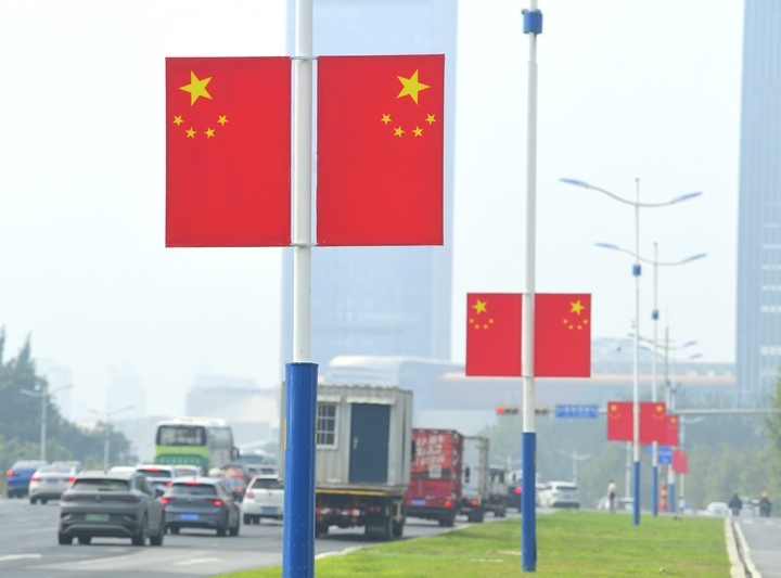 “中国红”扮靓泉城