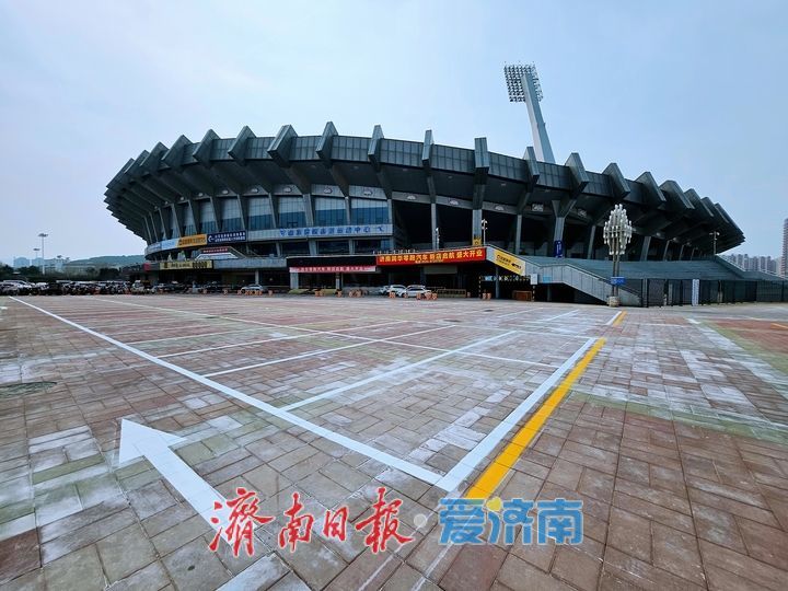 山东省体育中心北广场新增停车位 将缓解周边停车难题