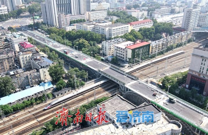 项目强省会｜济南纬二路跨铁路天桥全线高黏高弹沥青上面层摊铺完成