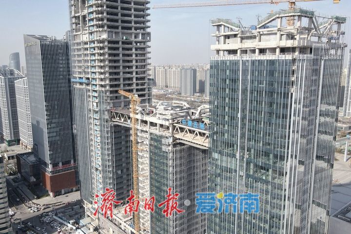 济南西客站片区万融云城二期“空中双连廊”合龙