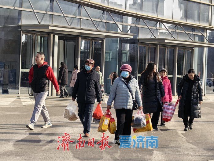 2026山东新春年货会火热进行 济南市民一站式“囤”满幸福