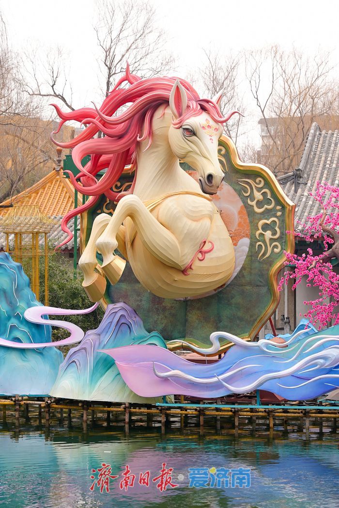 融合泉水特色！多款马年主题花灯造景迎来打卡热