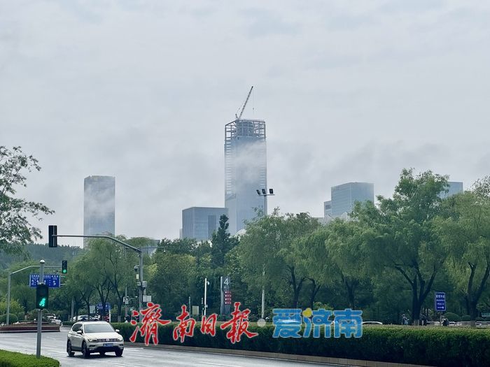 雨后济南CBD云雾缭绕 现夏日梦幻城市景观