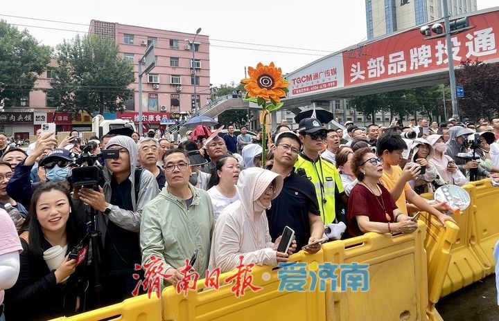 考场内笔锋驰骋 考场外爱意“陪烤”