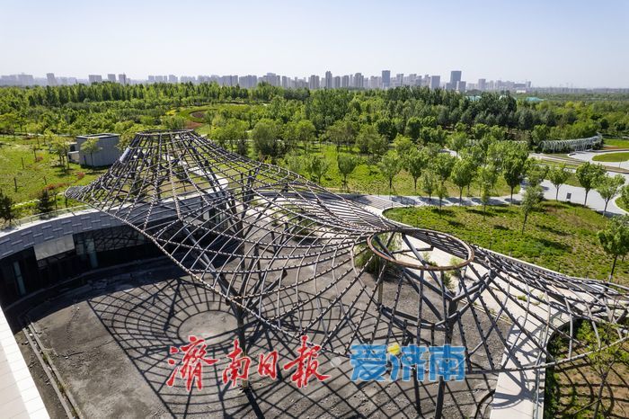 昔日老厂区变身城市绿肺，济钢中央森林公园春意正浓