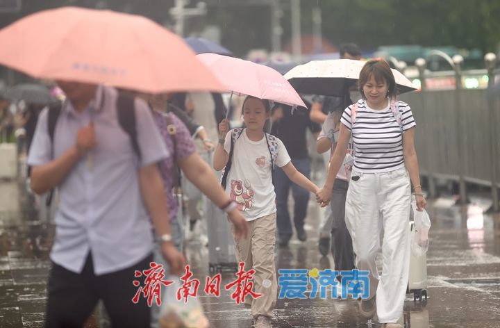 2025年铁路暑运雨中启动 济南站客流平稳 旅客有序踏上旅程