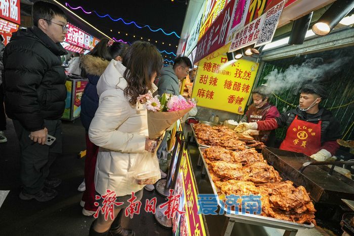 华灯初上，济南环联夜市烟火升腾人气旺