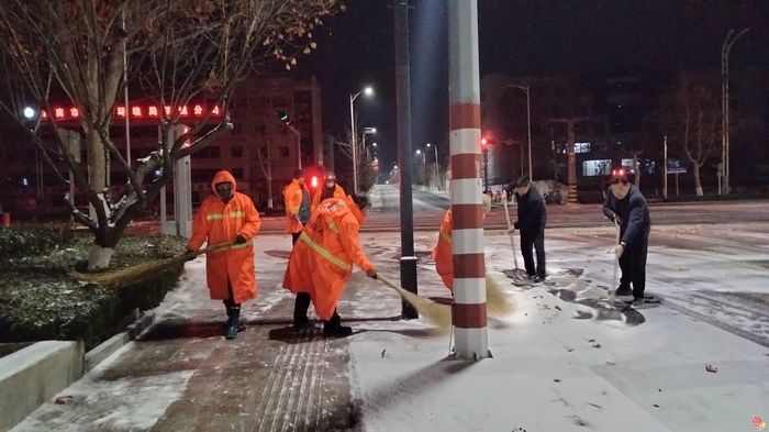 2.4万人次鏖战30小时 济南市区主次道路已无积雪通行顺畅