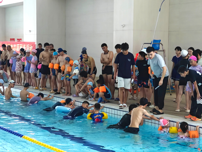 “点餐式”定制体育课 济南千余青少年暑期免费学游泳