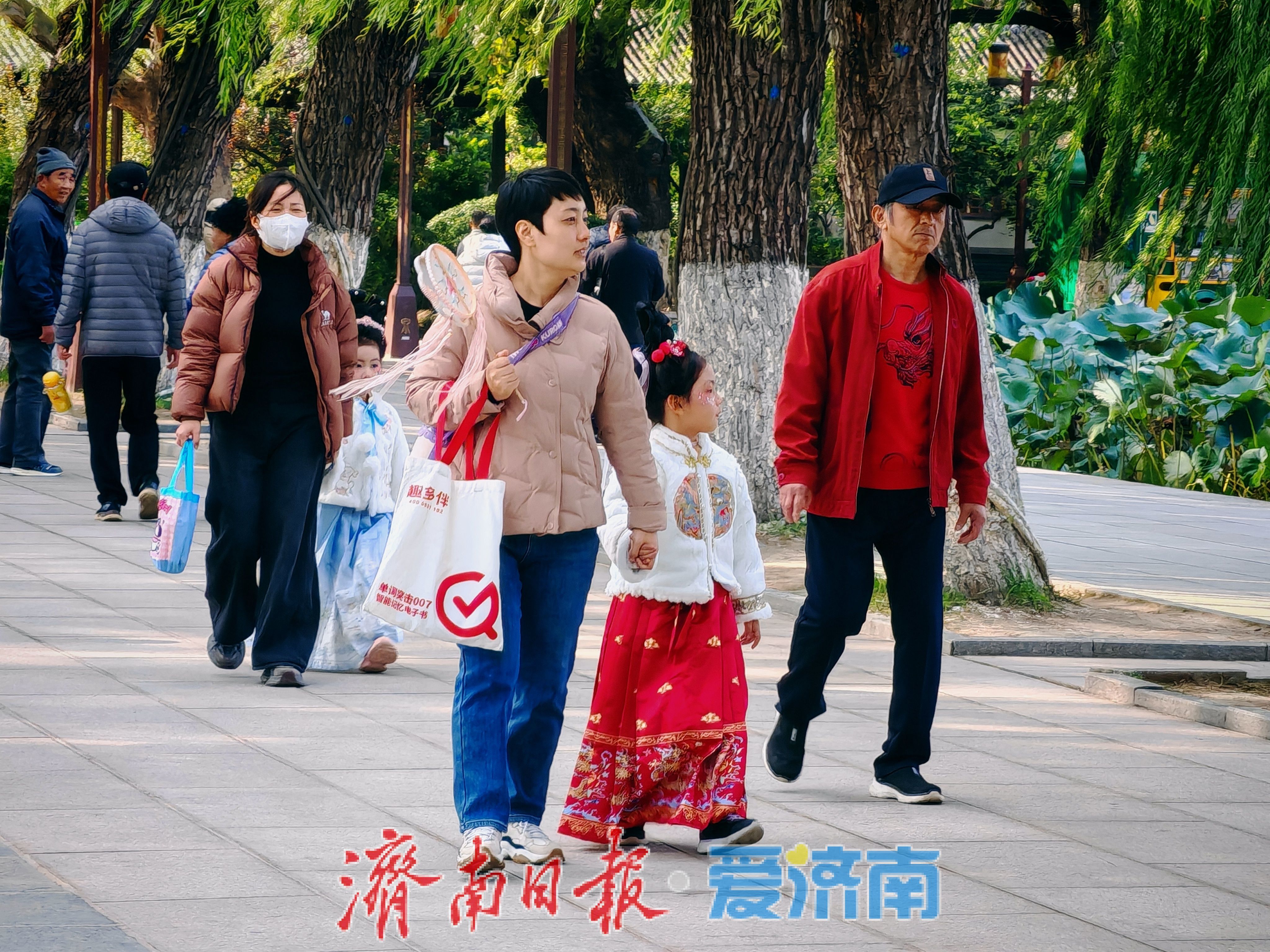 大明湖游人如织 秋意正浓