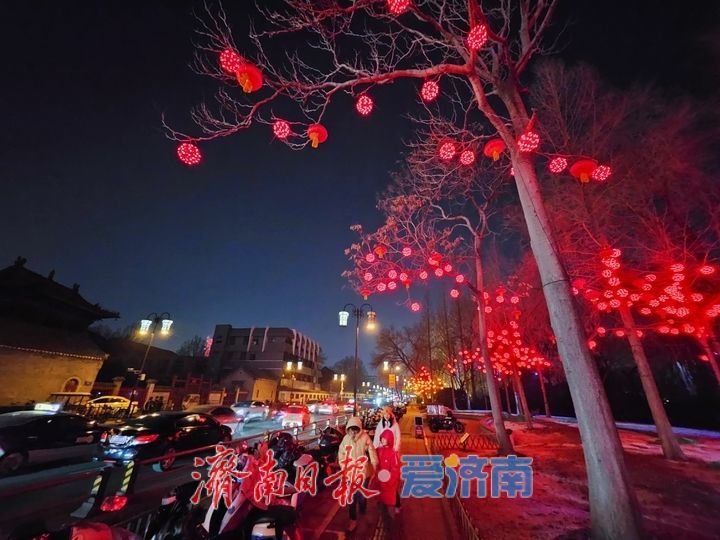 流光溢彩年味浓 大明湖夜间灯笼点亮泉城新春夜