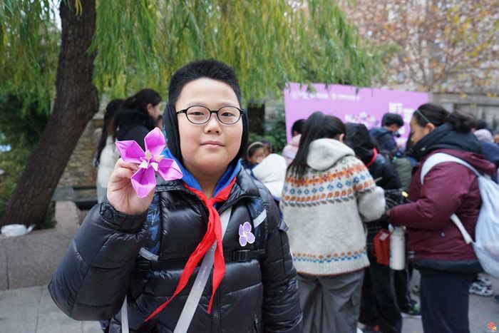 济南市历下区燕山小学开展爱国主义教育：一朵紫金草，绽放和平之花