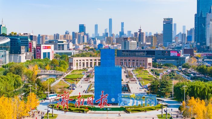 泉城广场泉标穿上“蓝色外衣”，月底维护完成