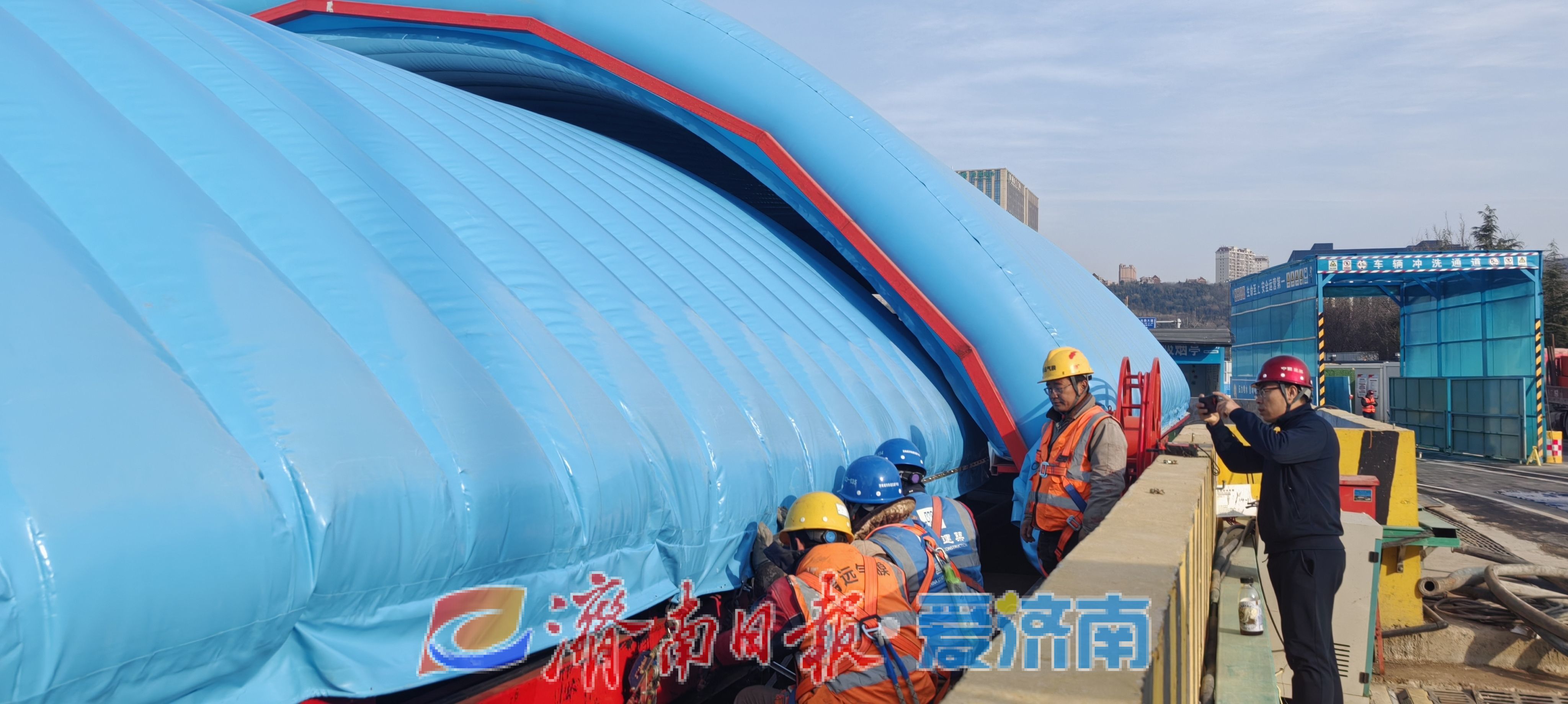 保温防尘降噪声 不怕雨雪重复用，全国首个滑轨气肋式基坑气膜在济建成