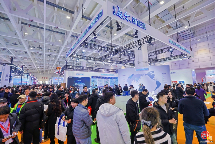 AI能源机器人亮相  2025第二十届济南国际太阳能展开幕