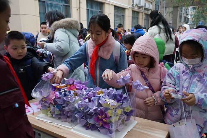 济南市历下区燕山小学开展爱国主义教育：一朵紫金草，绽放和平之花