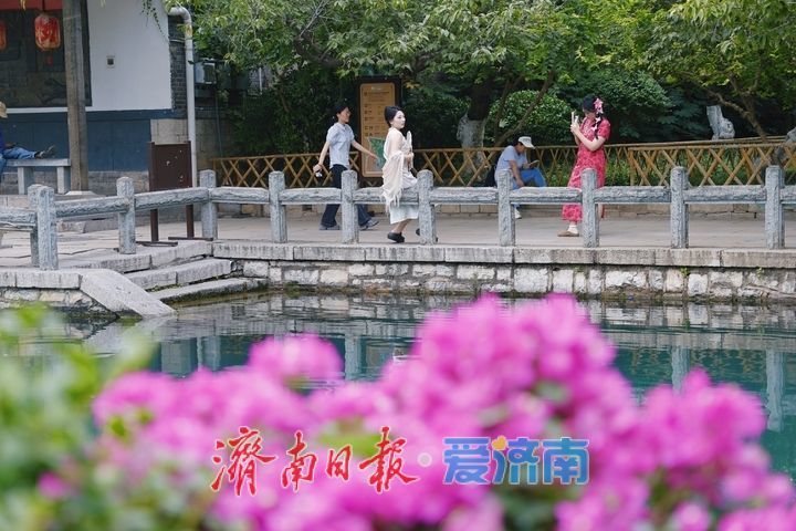 漫步五龙潭 赏阅泉城秋日画卷