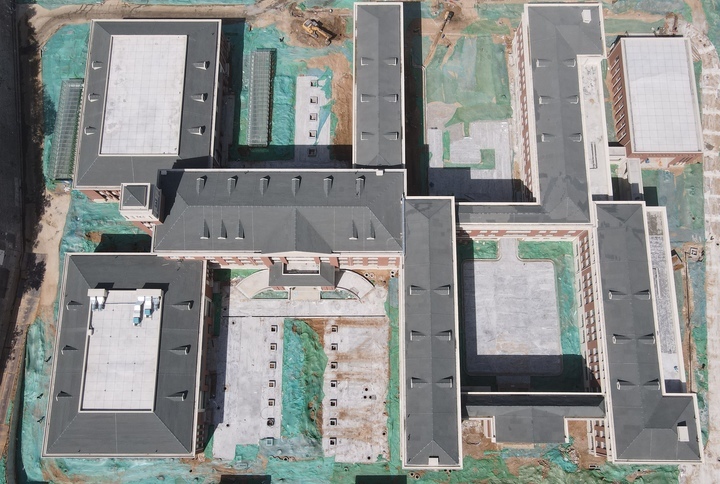 济南浆水泉路九年一贯制学校教学楼主体完工