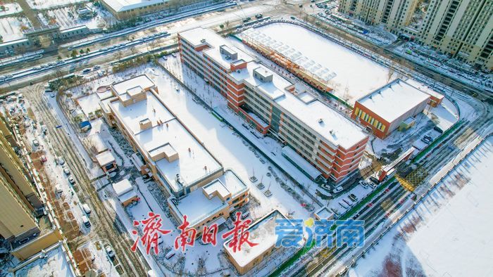 济南暴雪致全市中小学停课 学校积极除雪保安全