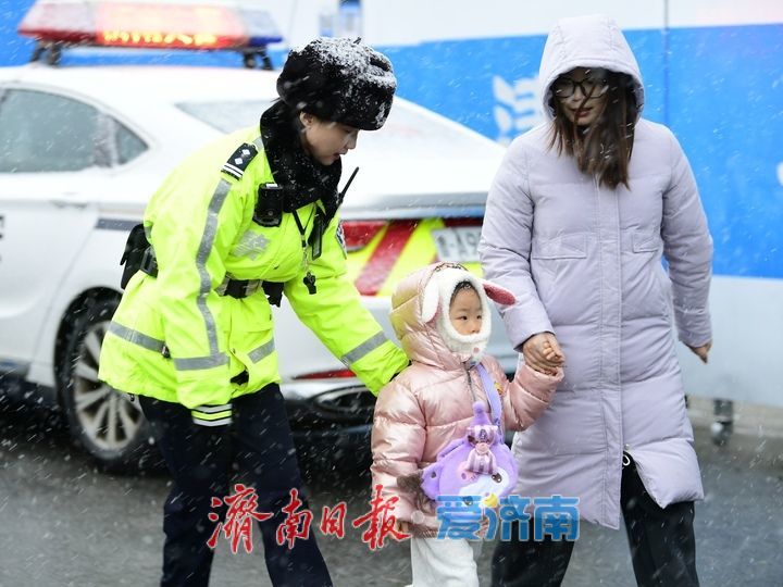 济南迎2025年冬日首场降雪，“警花”雪中绽放