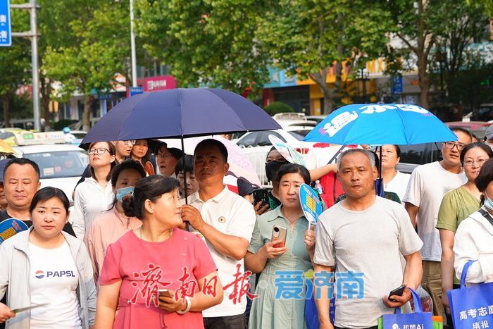 场内笔耕逐梦 场外守盼陪“烤”