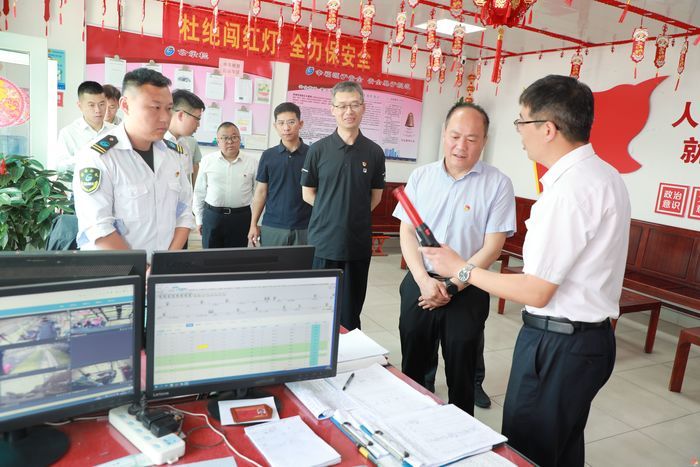 “智慧城管进公交 支部共建启新程”——市智管中心与公交干线分公司七队开展党建共建活动