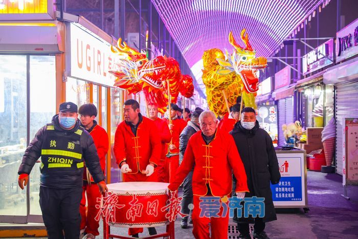 金龙巡游遇潮玩快闪 环联夜市点亮泉城元宵夜