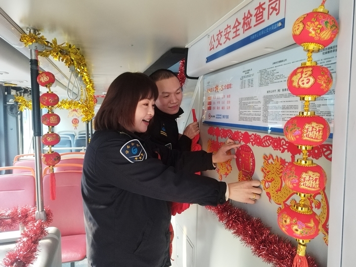 红奔奔龙年贺岁，“年味儿”彩车运行啦