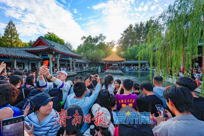 趵突泉游人如织泉韵浓