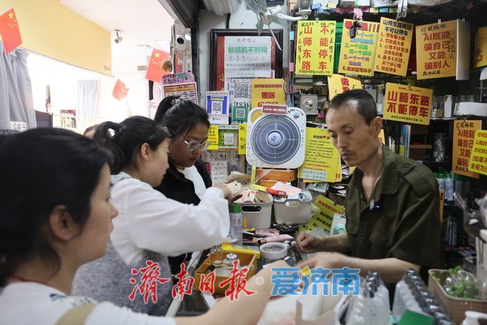 拒绝流量变现！济南“山师大叔”用6平方米摊位守护国货初心