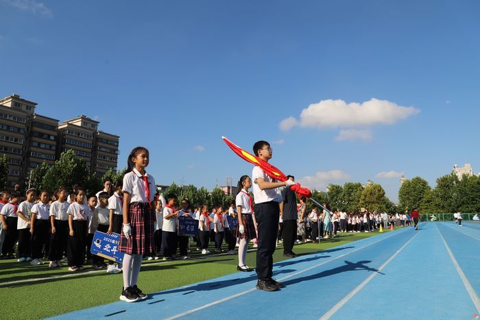 赓续红色路 健行少年志 ——济南市历下区燕山小学2026—2027学年秋季开学典礼