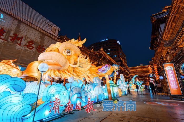 济南大观园花灯点亮夜色， 国潮光影盛宴迎元旦