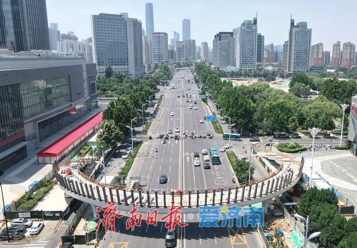 济南工业南路新建过街天桥人行梯道安装就位